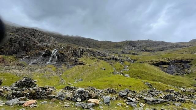 Een berglandschap met donkere wolken als representatie van onveilige hechting