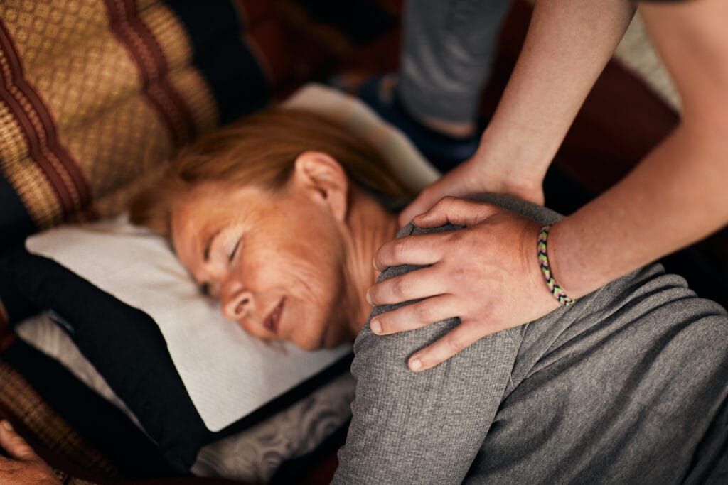 Een client ontvangt lichaamsgerichte therapie in praktijk OMNAMO in Arnhem
